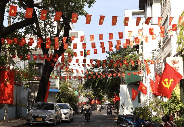 Trên đường Trần Khánh Dư, dãy cờ được treo thẳng tắp, xen kẽ là các băng rôn tuyên truyền về ngày lễ lớn của dân tộc.