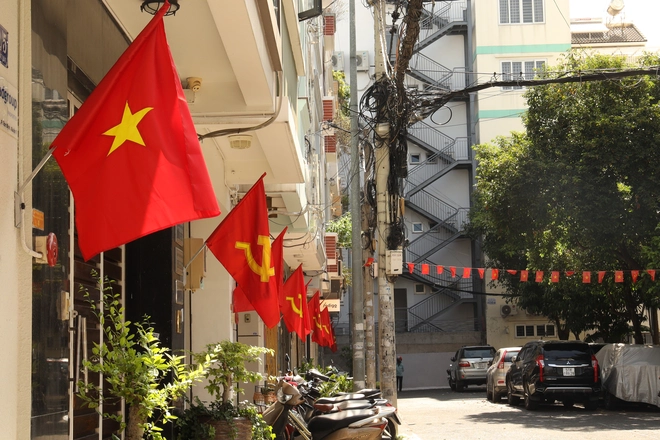 Tại quận 1, tuyến đường Hoàng Sa chạy ven kênh Nhiêu Lộc – Thị Nghè trở nên rực rỡ khi các hộ dân đồng loạt treo cờ trước cửa nhà.