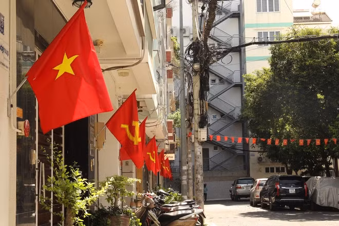 Tại quận 1, tuyến đường Hoàng Sa chạy ven kênh Nhiêu Lộc – Thị Nghè trở nên rực rỡ khi các hộ dân đồng loạt treo cờ trước cửa nhà.