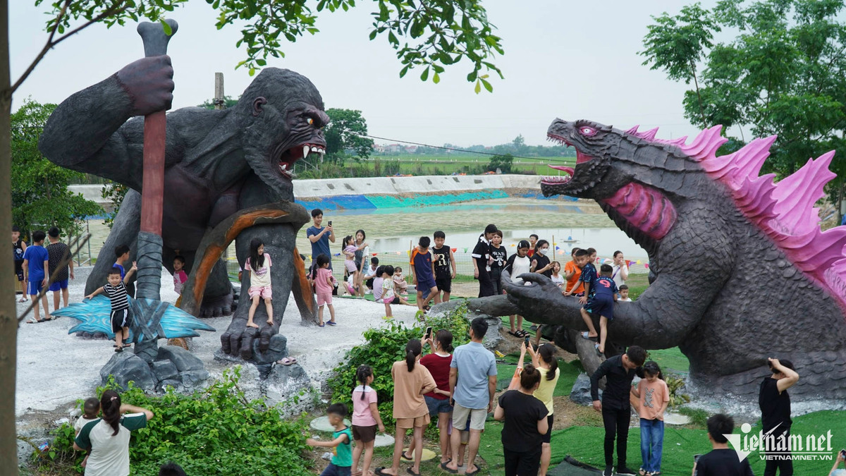 9X Bắc Giang làm linh vật rắn thân thiện khiến nhiều người thích thú - Hình 6 9X Bac Giang lam linh vat ran than thien khien nhieu nguoi thich thu-Hinh-6