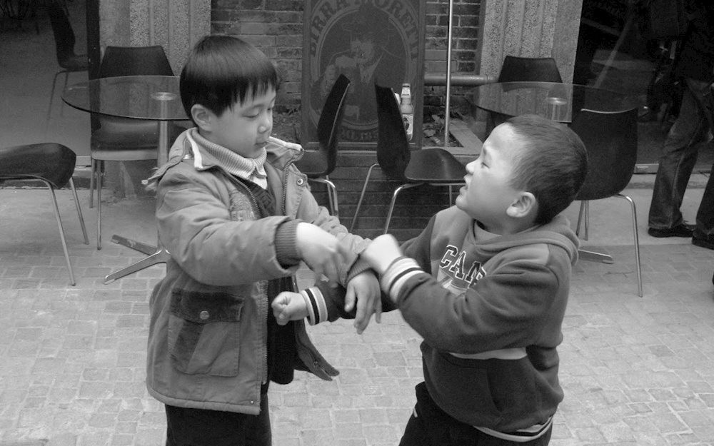 Xui con danh lai khi bi ban uc hiep, me tre gay xon xao ve cach day con