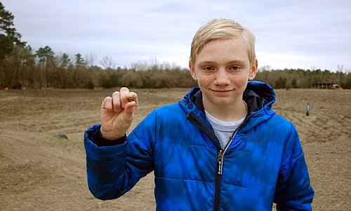 Nhat duoc vien kim cuong hon 7 carat khi di dao