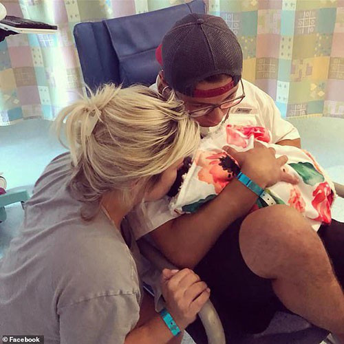 Be gai 12 ngay tuoi qua doi vi 