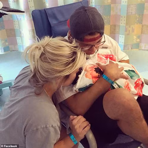 Be gai 12 ngay tuoi qua doi vi 