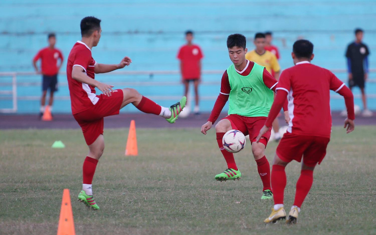 Các tuyển thủ Việt Nam chỉ tập nhẹ để tránh chấn thương. Ảnh S.N