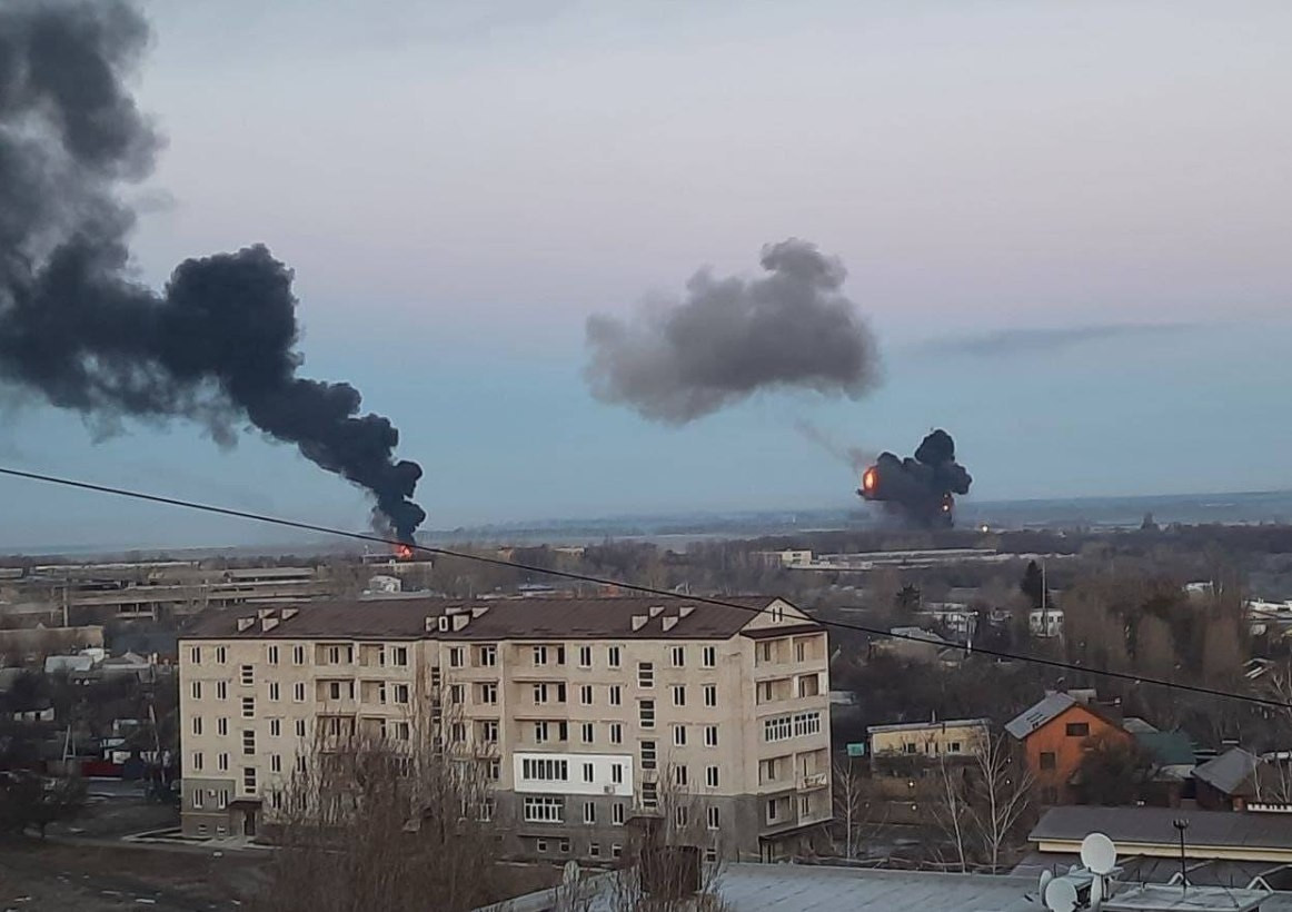 Đoạn phim với những đám khói đang được phát sóng từ Ochakovo. Có giả thiết cho rằng đây có thể là màn khói trong quá trình tác chiến của Hải quân Nga. Hoặc nó có thể là một cuộc tấn công vào trong những cơ sở quân sự.