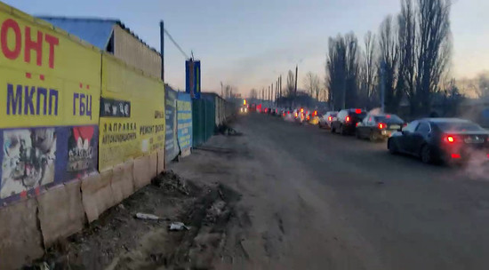 Cư dân địa phương báo cáo rằng trạm kiểm soát biên giới Goptovka ở quận Dergachevsky của thành phố Kharkov đã không còn hoạt động. Các chuyến tàu đến và đi từ Kharkov đã tạm thời bị đình chỉ.