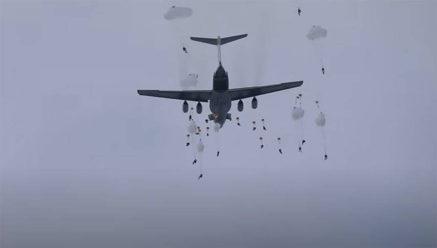 Trong khi đó, Cảnh sát Quốc gia Ukraine đã thông báo về cuộc tiến công của Quân đội Nga ở các vùng Chernihiv và Kherson - tức là từ phía bắc và từ phía nam đất nước. Đồng thời người dân địa phương cũng cho biết về sự xuất hiện của Quân đội Nga ở Kharkov.