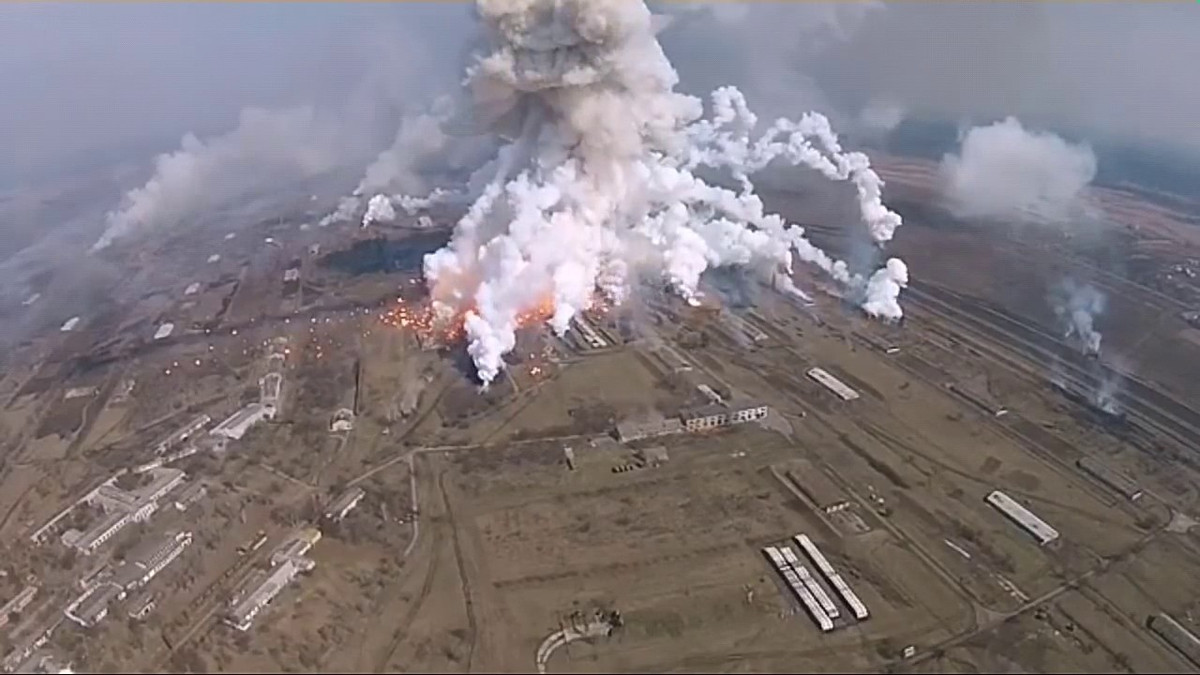 Trong nhiều giờ, Quân đội Nga đã tấn công vào các cơ sở hạ tầng quân sự của Quân đội Ukraine. Trong đó bao gồm các sân bay quân sự, cơ sở hạ tầng của các quân cảng, cơ sở phòng không và tên lửa, kho chứa vũ khí, đạn dược và kho nhiên liệu.