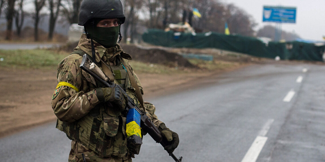 Trong khi đó, một số nguồn tin cho biết giai đoạn đầu của chiến dịch quân sự đặc biệt đã kết thúc. Sau vài giờ xảy ra các vụ tấn công, hoạt động quân sự đã tạm dừng. Quân đội Nga tiếp tục kêu gọi lực lượng vũ trang Ukraine từ bỏ vũ khí, từ bỏ chiến dịch quân sự ở Donbass và trở về với gia đình của họ.