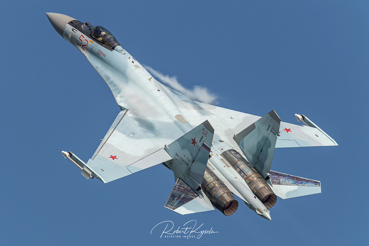 Su-35 được thiết kế đặc biệt để chống lại các máy bay chiến đấu tàng hình của phương Tây với các cảm biến, bao gồm radar Irbis-E, hai radar AESA băng tần L và một hệ thống theo dõi và tìm kiếm bằng tia hồng ngoại, để tối đa hóa nhận thức tình huống chống lại chúng.