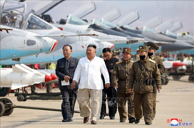 Xét về khí tài, trang bị thì có thể nhận thấy Triều Tiên có lực lượng không quân với số lượng máy bay tương đối nhiều, nhưng các phi đội bay của nước này lại không được bổ sung mới thường xuyên. Các máy bay chiến đấu chủ lực của Triều Tiên có tuổi thọ cao, chủ yếu là MiG-17, MiG-21 được sản xuất từ những năm 70-80 của thế kỉ trước và lạc hậu về công nghệ.