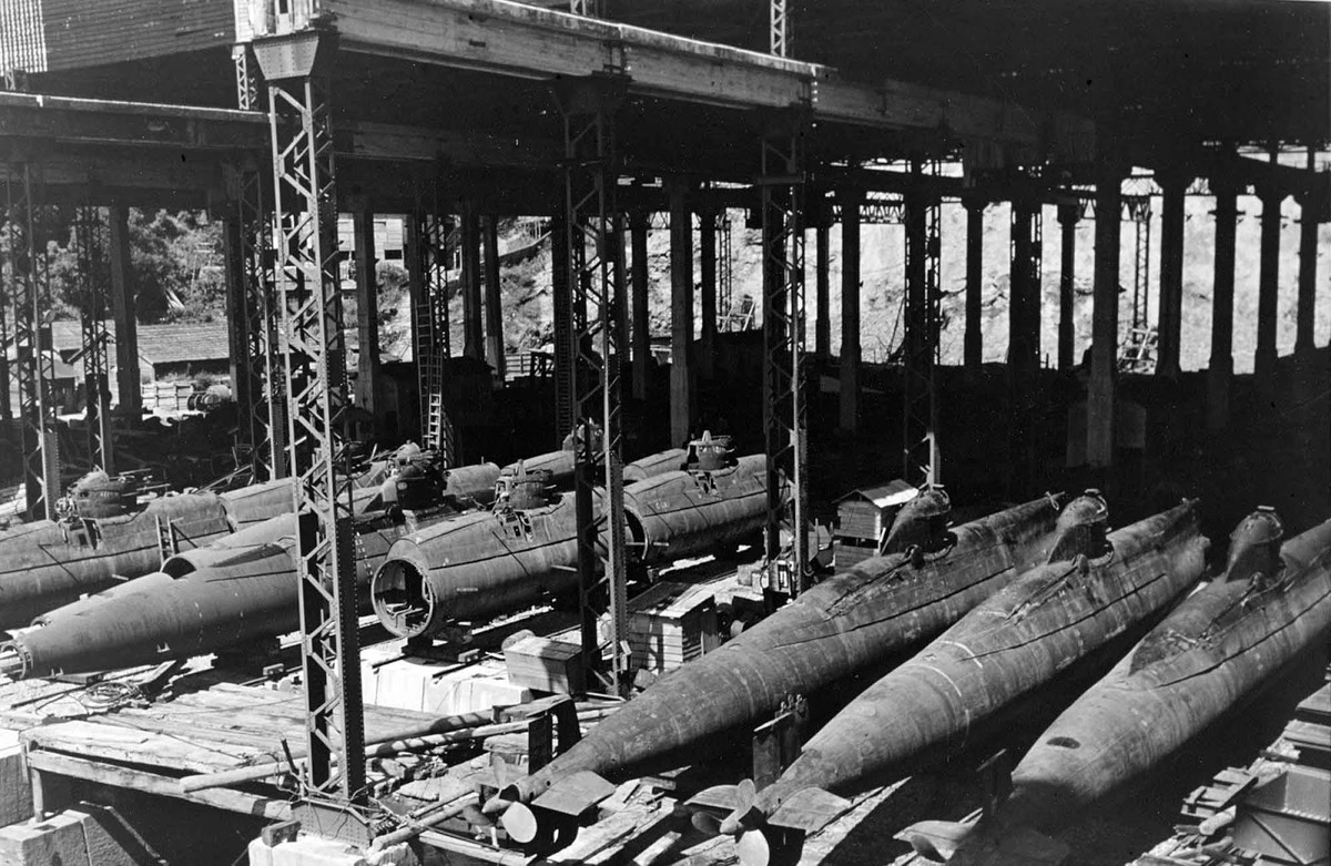 Nhưng Nhật Bản vẫn tiếp tục đóng nhiều tàu ngầm không vũ trang (gồm cả 26 chiếc cho lục quân) chuyên dùng cho nhiệm vụ vận tải, gây lãng phí nguồn tài nguyên, nhiên liệu quý giá hiếm hoi của mình. Dĩ nhiên là IJN đã phải trả giá đắt cho những thiếu sót đáng thất vọng này.