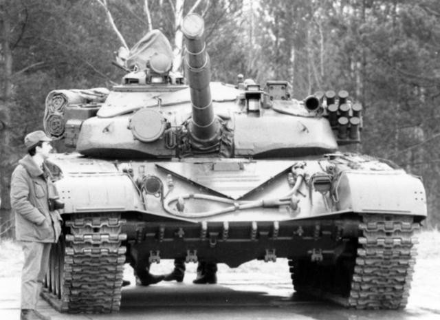 T-72 là xe tăng chiến đấu chủ lực (MBT) của Liên Xô, được sản xuất vào năm 1971 và ra mắt vào năm 1977. Xe có hình dạng rất giống T-64, được phát triển từ T-62 và trang bị thêm những chi tiết kỹ thuật từ T-64.