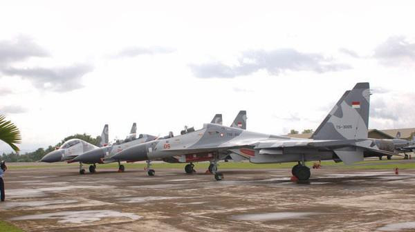 Không quân Indonesia vào giữa những năm 1990 đã được xây dựng, để trở thành một trong những khách hàng lớn nhất thế giới đối với máy bay Su-27 Flanker, với kế hoạch được công bố sẽ mua hơn 100 chiếc loại này để tạo thành nền tảng của một đội bay hiện đại, trong bối cảnh căng thẳng với các cường quốc phương Tây về xung đột ở Đông Timor.