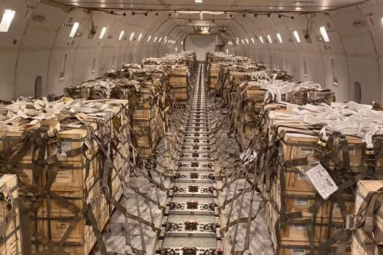 Do đó, Mỹ đã tập trung vào việc chuyển giao các hệ thống tên lửa cầm tay cho Ukraine. Bộ Quốc phòng Mỹ cũng đã thông báo gói viện trợ quân sự trị giá 350 triệu USD cho Ukraine bao gồm tên lửa Javelins và có thể cả Stingers.