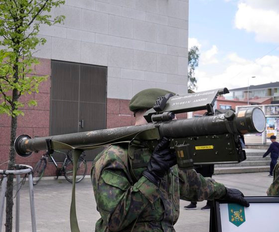 Stinger là một hệ thống phòng không di động hoạt động như một tên lửa đất đối không phóng tia hồng ngoại. Nó có thể được điều chỉnh để bắn từ nhiều loại phương tiện mặt đất và trực thăng. Được phát triển tại Mỹ, Stinger được đưa vào hoạt động từ năm 1981, được sử dụng bởi quân đội Mỹ và 29 quốc gia khác.