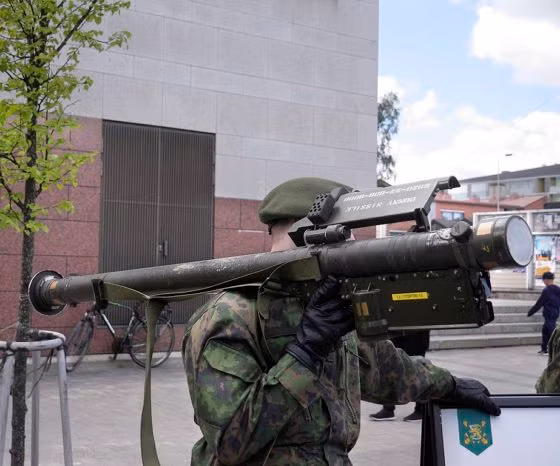 Stinger là một hệ thống phòng không di động hoạt động như một tên lửa đất đối không phóng tia hồng ngoại. Nó có thể được điều chỉnh để bắn từ nhiều loại phương tiện mặt đất và trực thăng. Được phát triển tại Mỹ, Stinger được đưa vào hoạt động từ năm 1981, được sử dụng bởi quân đội Mỹ và 29 quốc gia khác.