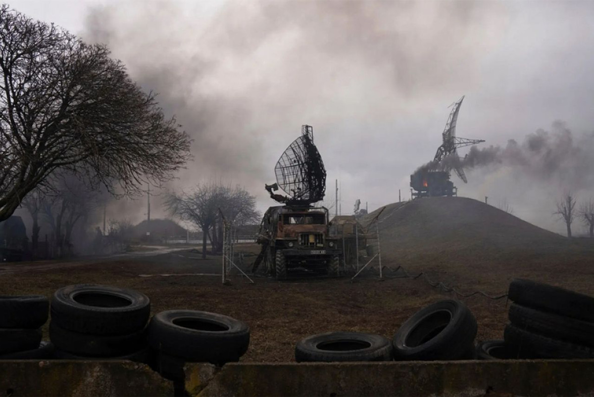 Trước đó Không quân Ukraine và các địa điểm phòng không của nước này chủ yếu dựa vào hệ thống phòng không S-300 đã bị Nga vô hiệu hóa một cách hiệu quả. Bên cạnh đó lực lượng xe tăng của Ukraine dựa trên các mẫu T-64 từ những năm 1970 gần như hoàn toàn không có khả năng đối đầu với các đơn vị thiết giáp của Nga.