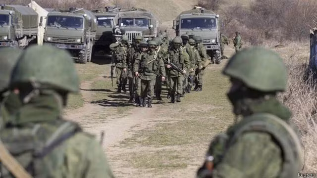 Quân đội Nga đang xây dựng một căn cứ trực thăng xung quanh Kiev để bảo vệ các tuyến đường hậu cần của mình bằng trực thăng vũ trang. Cùng lúc đó, hai cụm chiến đấu cấp tiểu đoàn của quân đội Nga trên hướng Kiev đang tiến sâu vào sông Dnepr để cắt đứt tuyến hậu cần của quân đội Ukraine.