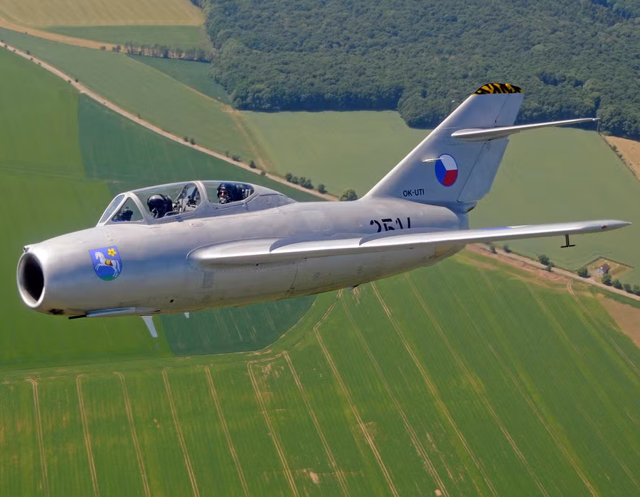 MiG-15 bay lần đầu tiên vào ngày 30/12/1947, được đưa vào sử dụng trong khoảng từ năm 1949-1950 và được sử dụng ở nhiều nước trên thế giới. Một biến thể khác của MiG-15 rất nổi tiếng là MiG-15UTI "Midget". Ảnh: Warhistory.