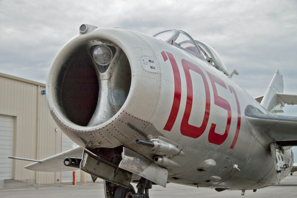 Thiết kế của MiG-15 có ống hút gắn ở mũi máy bay, một đặc điểm nhận dạng của dòng Mikoyan-Gurevich đầu tiên bao gồm MiG-17, MiG-19. Cho đến khi MiG-21 sau này xuất hiện với hình nón bên trong cửa hút.