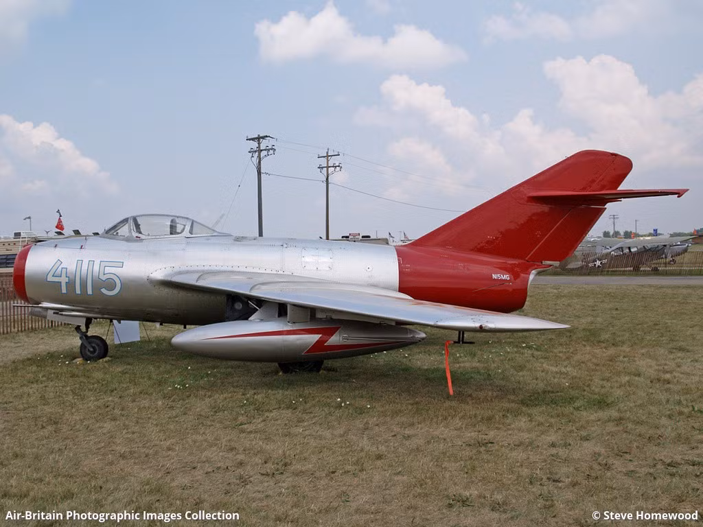 Thân máy bay chiến đấu MiG-15 được sắp xếp hợp lý và có vị trí hiệu quả với trọng tâm nghiêng về phía sau, với thiết kế khung và đinh tán hoàn toàn bằng kim loại bán nguyên khối. Thân máy bay được chia thành hai phần chính: khu vực phía trước là buồng lái, khoang chứa vũ khí và thiết bị ở mũi; khu vực phía sau là động cơ, cánh và phần đuôi.