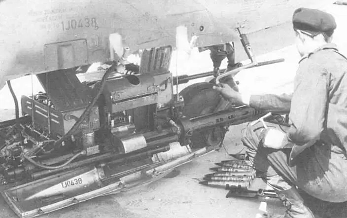 Pháo 23 mm và 37 mm có đường đạn hoàn toàn khác nhau, các phi công của Liên Hợp Quốc ở Triều Tiên đã kinh ngạc khi đạn 23 mm bay ở phía trên, trong khi đạn 37 mm bay dưới. Pháo được lắp vào một gói đơn giản có thể tháo ra khỏi đáy mũi máy bay để bảo dưỡng và nạp đạn, cho phép nhanh chóng hoán đổi các gói đã chuẩn bị trước.