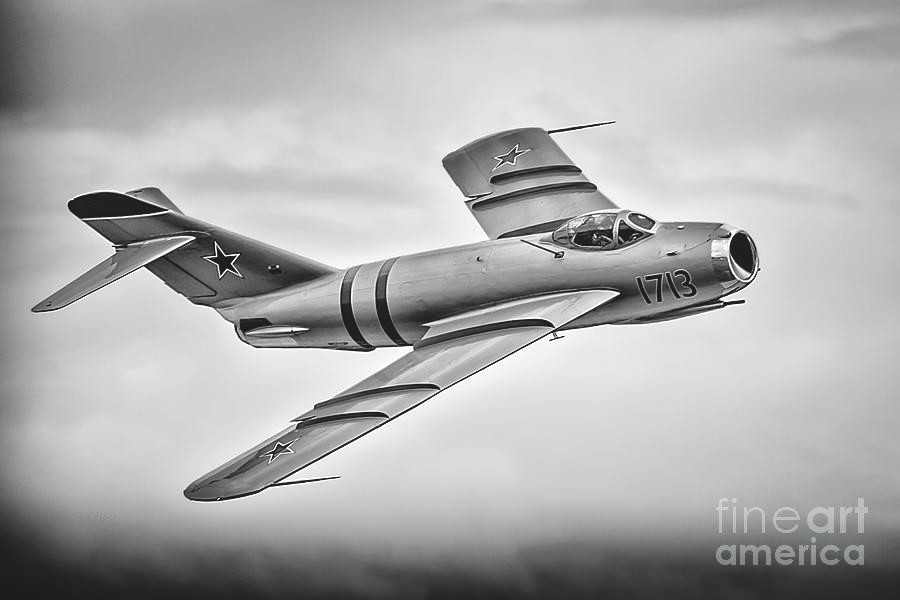  Tiêm kích chiến đấu MiG-15 là máy bay phản lực “hoàn toàn mới” đầu tiên của Liên Xô, sử dụng cánh xuôi ngược, vây đuôi và bộ ổn định ngang để giảm lực cản khi máy bay đạt tới tốc độ âm thanh, nó đã khai thác rõ ràng các nguyên tắc khí động học được học từ kỹ thuật của Đức vào cuối Thế chiến 2.