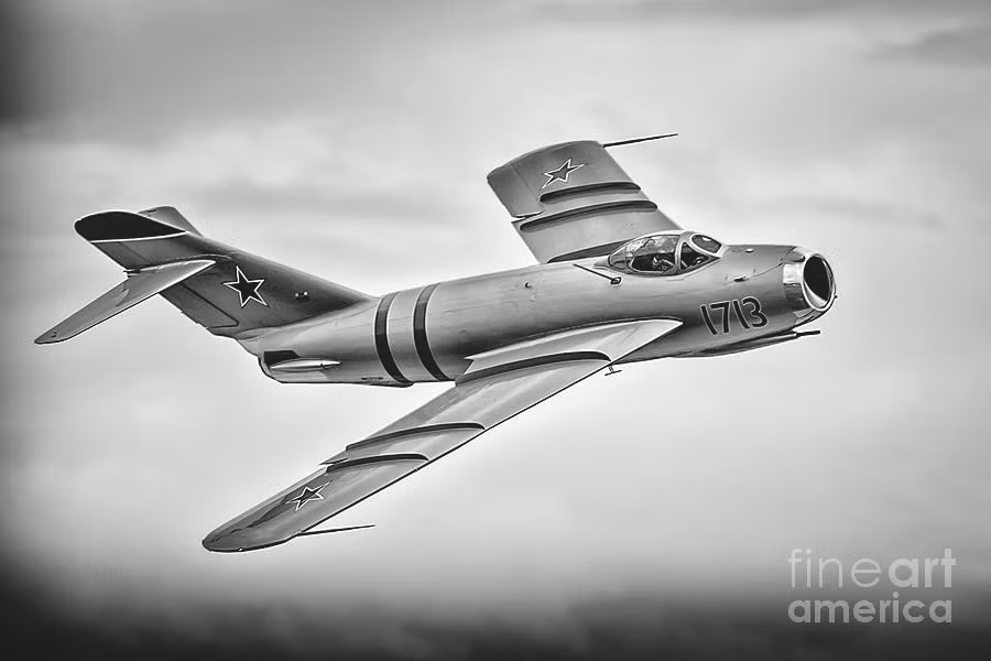  Tiêm kích chiến đấu MiG-15 là máy bay phản lực “hoàn toàn mới” đầu tiên của Liên Xô, sử dụng cánh xuôi ngược, vây đuôi và bộ ổn định ngang để giảm lực cản khi máy bay đạt tới tốc độ âm thanh, nó đã khai thác rõ ràng các nguyên tắc khí động học được học từ kỹ thuật của Đức vào cuối Thế chiến 2.