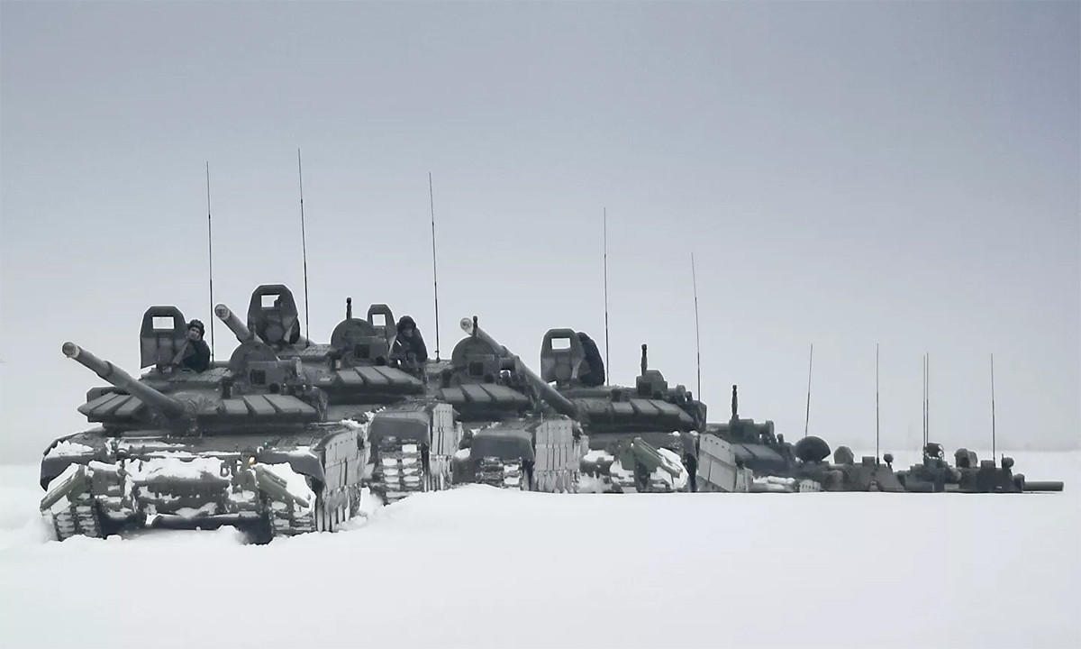 Bên cạnh đó, lợi thế về trang bị của Nga cũng quá rõ ràng. Số lượng pháo của Nga là 5.934 khẩu, gấp ba lần Ukraine; số xe tăng là 13.367 chiếc, gấp sáu lần Ukraine; số lượng xe bọc thép là 19.783 chiếc, gần gấp bảy lần Ukraine.