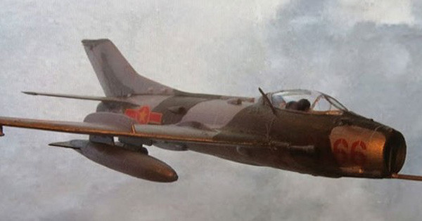 Tiếp theo là máy bay Mikoyan-Gurevich MiG-19. Là chiếc máy bay siêu thanh được bổ sung kịp thời của Liên Xô, nhằm tăng cường khả năng phòng không của Quân đội Nhân dân Việt Nam. Tuy nhiên, MiG-19 có tầm bay rất ngắn, khó có thể theo kịp máy bay F-4 Phantom II của Mỹ.