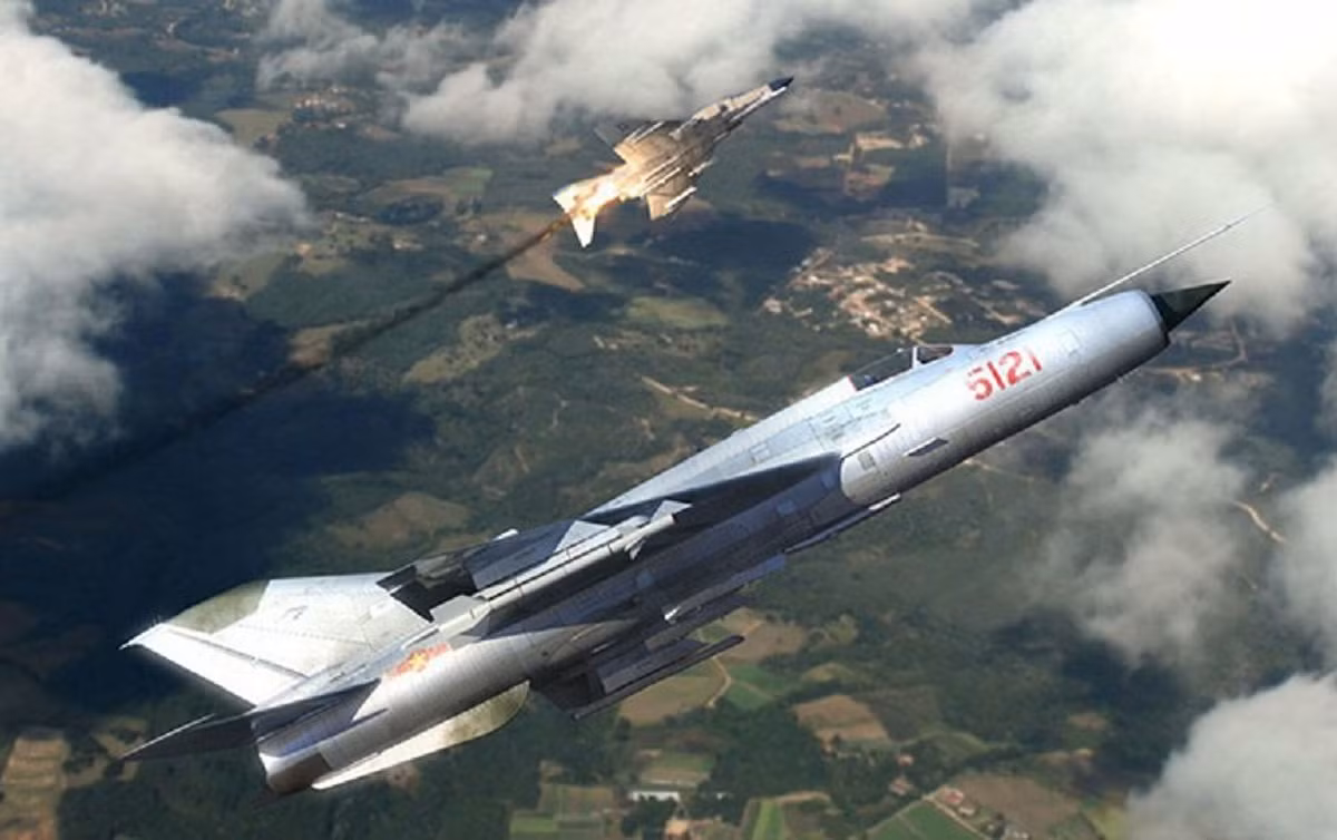 Cuối cùng là máy bay Mikoyan-Gurevich MiG-21, đây là sự thay thế hoàn hảo cho MiG-19 thường bị đánh giá là lép vế trước F-4 Phantom. MiG-21 hiệu quả hơn trong việc hạ gục máy bay F-105 Thunderchief và trong các trận chiến với F-4 Phantom.