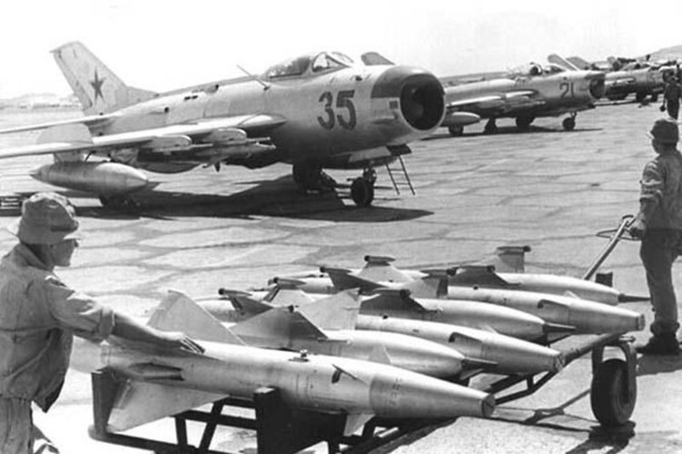 MiG-17 dài 12m, có thể đạt tốc độ tối đa hơn 1.000 km/h, phạm vi hoạt động hơn 2.000 km và được trang bị hai pháo tự động Nudelman-Rikhter NR-23 23 mm, 80 viên đạn mỗi khẩu, một pháo tự động Nudelman N-37 37 mm, bệ rocket UB-16-57 và bom.