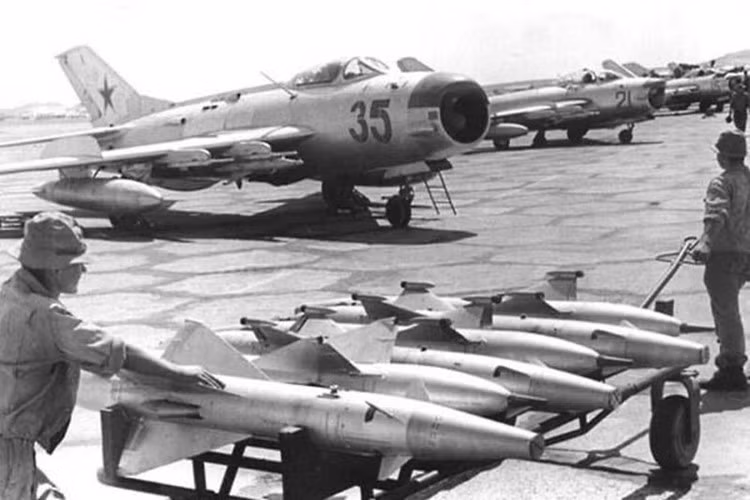 MiG-17 dài 12m, có thể đạt tốc độ tối đa hơn 1.000 km/h, phạm vi hoạt động hơn 2.000 km và được trang bị hai pháo tự động Nudelman-Rikhter NR-23 23 mm, 80 viên đạn mỗi khẩu, một pháo tự động Nudelman N-37 37 mm, bệ rocket UB-16-57 và bom.