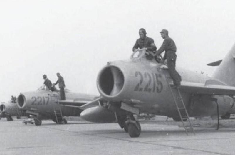 Tiếp theo là máy bay Mikoyan-Gurevich MiG-17. Chiếc MiG này đã bổ sung thêm tốc độ và hỏa lực cho Không quân Nhân dân Việt Nam ngay từ đầu cuộc chiến. MiG-17 đã tham gia vào các cuộc đối đầu với máy bay của không quân Mỹ những năm đầu đến giữa những năm 60.