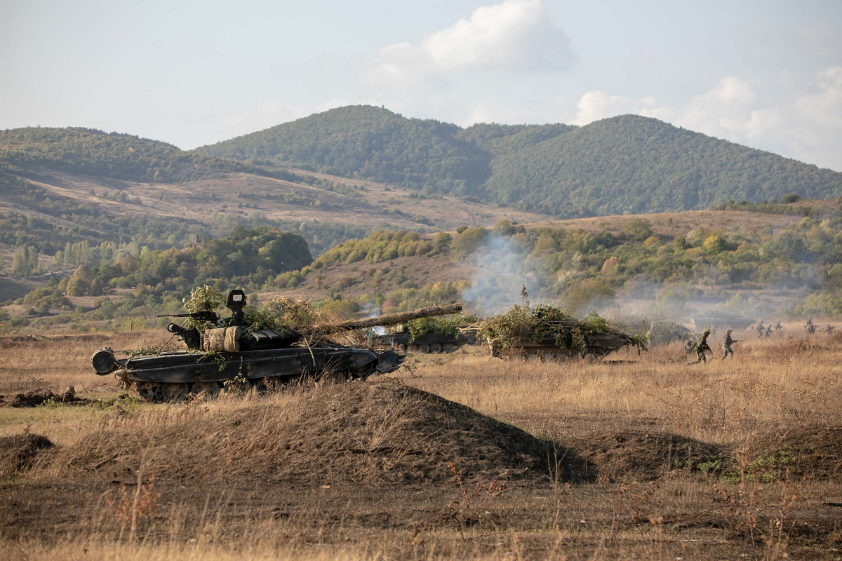Theo báo cáo, sau cuộc xung đột giữa Nga và Gruzia năm 2008, Quân đội Nga nhận thấy rằng kiểu biên chế quân đội truyền thống không thể thích ứng với chiến tranh hiện đại, khiến Quân đội Nga có những điểm yếu như thiếu hụt nghiêm trọng các chuyên gia và thông tin liên lạc kém, khiến Quân đội Nga gặp khó khăn khi đi theo con đường "cải tổ sư đoàn, lữ đoàn" như quân đội Mỹ.