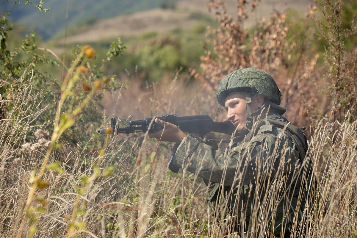Tuy nhiên, trang Forbes cho rằng "Nhóm chiến đấu cấp tiểu đoàn" của Nga không phải là không có khuyết điểm. Đơn vị này thiếu lực lượng cơ động, đặc biệt là bộ binh, điều này đã hạn chế nghiêm trọng khả năng cơ động của quân đội Nga.