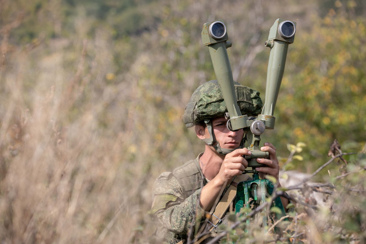 Quân đội Mỹ đã quen với việc sử dụng các trung tâm hoạt động chiến thuật như một nút thông tin liên lạc quan trọng hàng đầu trên chiến trường và thiếu các biện pháp che giấu cũng như khả năng cơ động. Đặc điểm này của Mỹ sẽ là điểm yếu nguy hiểm khi Nga có thể phát hiện và sử dụng hỏa lực tầm xa tiêu diệt các trung tâm chỉ huy này.