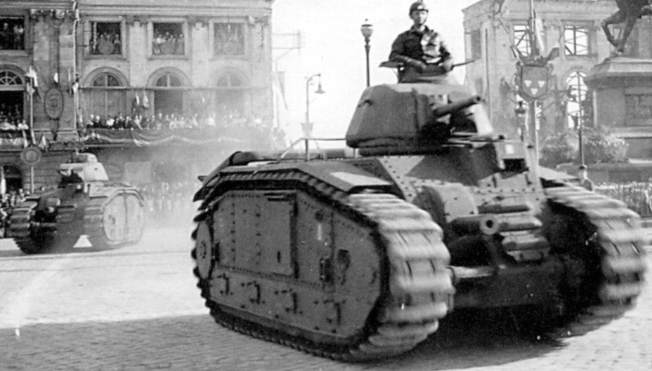 Char B1 được trang bị tháp pháo xoay giúp chỉ huy xe có tầm nhìn bao quát. Không gian tác chiến của xe khá rộng nhờ cấu trúc xích chạy quanh thân, kèm theo đó số lượng thành viên kíp lái khá ít giúp dễ dàng xoay sở mà thoát hiểm, gia tăng khả năng sống sót cho kíp lái.