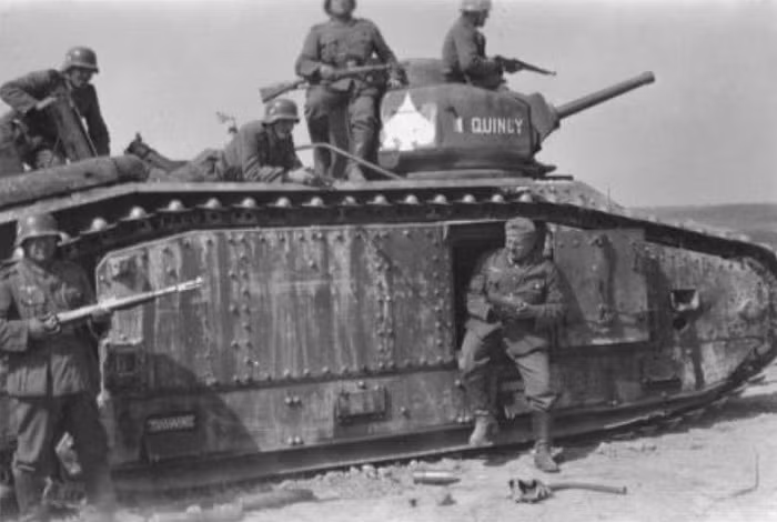 Cửa được thiết kế ở hông xe có thể giúp bộ binh vận chuyển đồ và trang bị, góp phần thực hiện tốt hơn vai trò hỗ trợ bộ binh đột phá phòng tuyến của đối phương, giảm gánh nặng khi hành quân nhờ không gian trong xe khá rộng rãi.