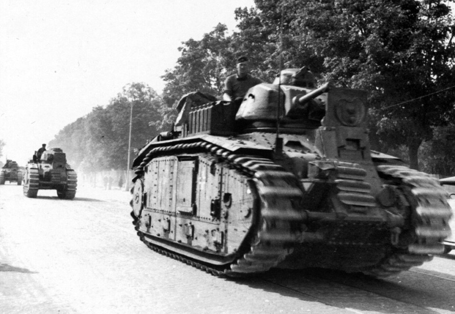Char B1 có trọng lượng lên đến 28 tấn (31 tấn ở bản Bis và 36 tấn ở bản Ter) nhưng lại có khả năng cơ động tốt, với khối động cơ tương ứng là 272 mã lực (305 mã lực ở bản Bis và 350 mã lực ở bản Ter). Kết hợp với hệ thống treo cùng bản xích rộng cho khả năng vượt hào và việt dã khá tốt.