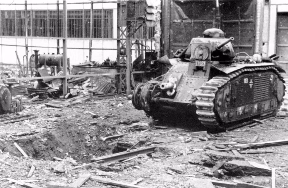 Số lượng đạn mà xe mang theo khá lớn khi tổng lượng đạn cả 2 khẩu pháo dùng có thể lên đến hơn 120 viên, ngoài ra còn có hơn 5000 viên đạn 7.5mm sử dụng cho súng máy trên tháp pháo. Điều này giúp xe gia tăng thời gian có thể tác chiến, hỗ trợ bộ binh mà không cần tiếp tế.