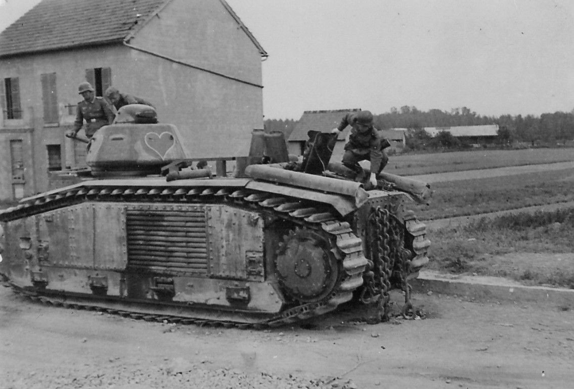 Nắp thoát hiểm đáy xe và cửa sau tháp pháo có kích thước lớn giúp kíp lái dễ dàng thoát ra khỏi xe trong trường hợp bị bắn hạ hoặc gặp trục trặc giữa chiến trường, buộc phải bỏ xe. Thiết kế này giúp gia tăng khả năng sống sót của kíp lái, giảm thiểu thiệt hại nhân lực.