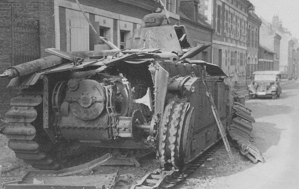 Khả năng khắc phục sự cố động cơ xe khá an toàn vì có cửa dẫn ra buồng động cơ giúp thợ máy có thể đi ra sau tiếp cận động cơ để khắc phục ngay giữa chiến trường. Ngoài ra giữa khoang chiến đấu và khoang động cơ có giáp ngăn cách giúp đảm bảo an toàn cũng như tăng thêm thời gian phản ứng cho kíp lái trong trường hợp xe bị bắn cháy động cơ.