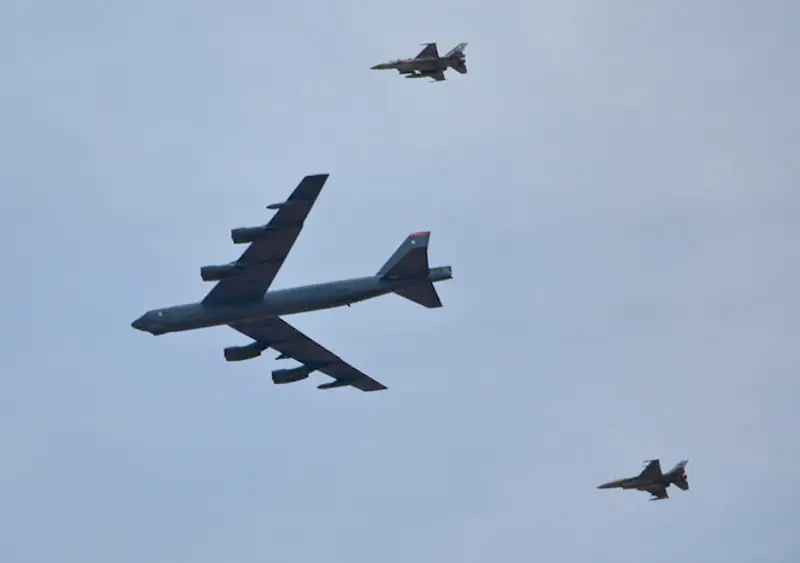 Ấn tượng với khoảnh khắc Pháo Đài Bay B-52 rải "mưa" bom - Hình 3 An tuong voi khoanh khac Phao Dai Bay B-52 rai