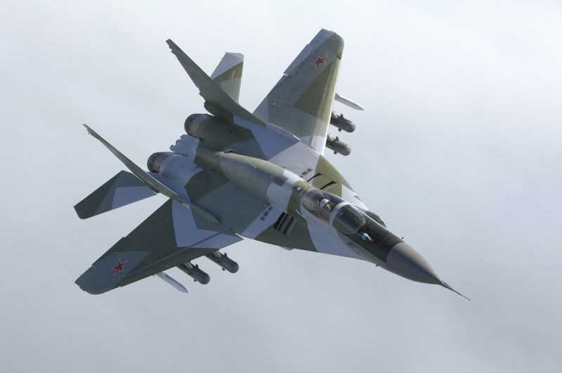 MiG-29SMT cũng có quyền truy cập vào radar mảng pha quét điện tử Zhuk-ME, mang lại lợi thế đáng kể so với các radar quét cơ học có kích thước tương tự của F-16 vốn dễ bị nhiễu hơn nhiều.