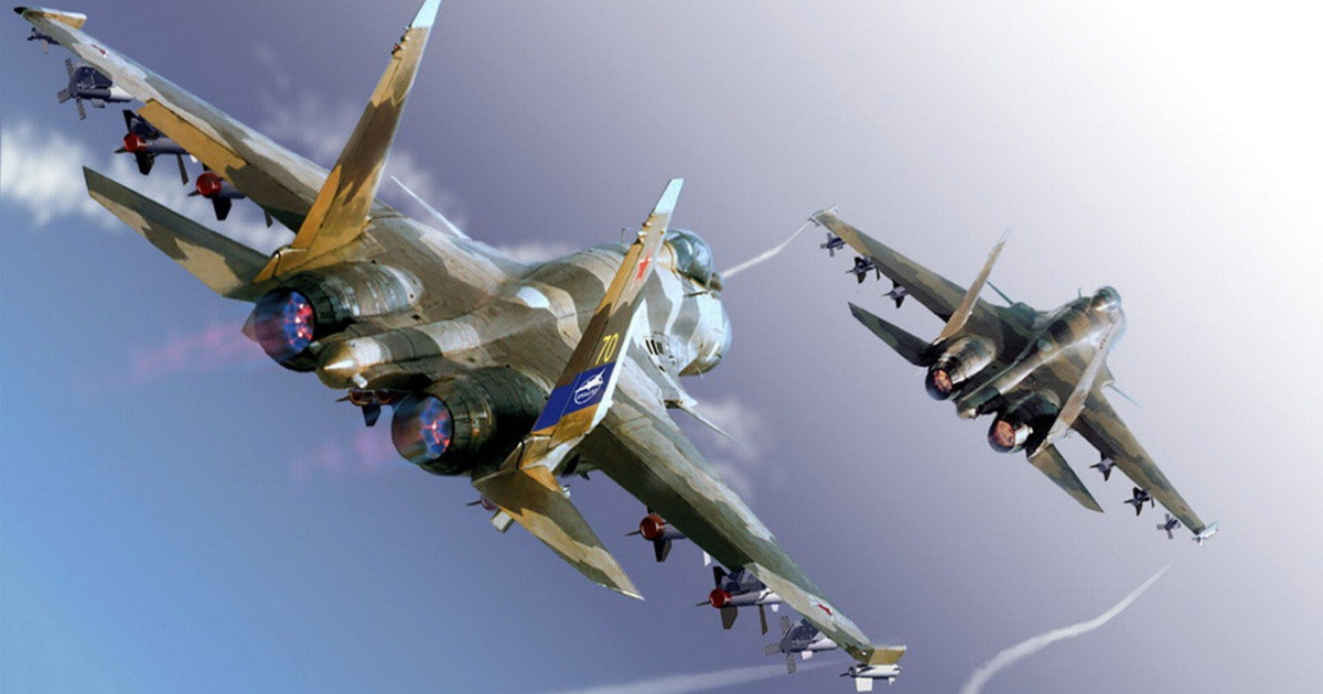 Một lĩnh vực cải tiến chính khác của Su-35 so với Su-27 ban đầu là ở trang bị vũ khí, đáng chú ý nhất là cho vai trò không đối đất và chống hạm. Chiến đấu cơ Su-35 được tích hợp một loạt vũ khí dự phòng với khả năng dẫn đường chính xác trong khi Su-27 có khả năng không đối đất rất hạn chế.