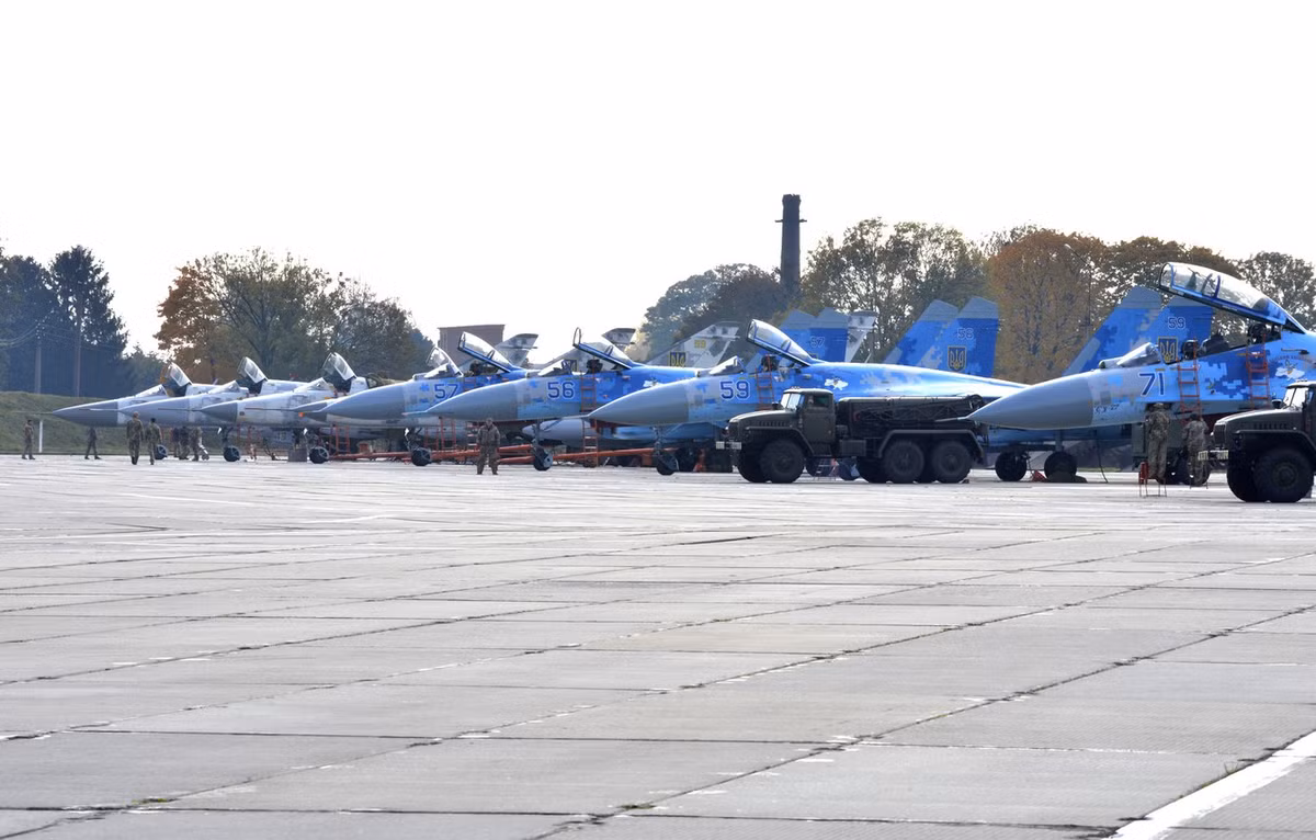 Mười bốn chiếc trong số máy bay còn lại của Ukraine là các biến thể cũ của nền tảng tấn công chuyên dụng Su-24M, với khả năng không đối không rất hạn chế. Phần còn lại là hai tiểu đoàn, mỗi tiểu đoàn khoảng 17 máy bay chiến đấu MiG-29 và Su-27, loại máy bay được kế thừa nhiều nhất từ Liên Xô.