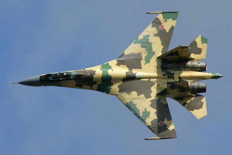 Su-35 có khung máy bay nhẹ hơn, bền hơn nhờ được sử dụng nhiều vật liệu composit, trong khi đó Su-27 phiên bản gốc không được sử dụng những vật liệu hiện đại này. Su-35 có tiết diện radar ít hơn một phần ba so với Su-27 và mang được nhiều nhiên liệu hơn để tăng phạm vi hoạt động.